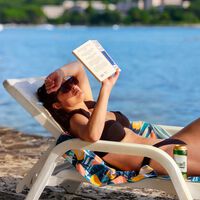 Ir a la playa y volver a casa más cansado que tras un día de trabajo no es extraño: la psicología sabe por qué te pasa
