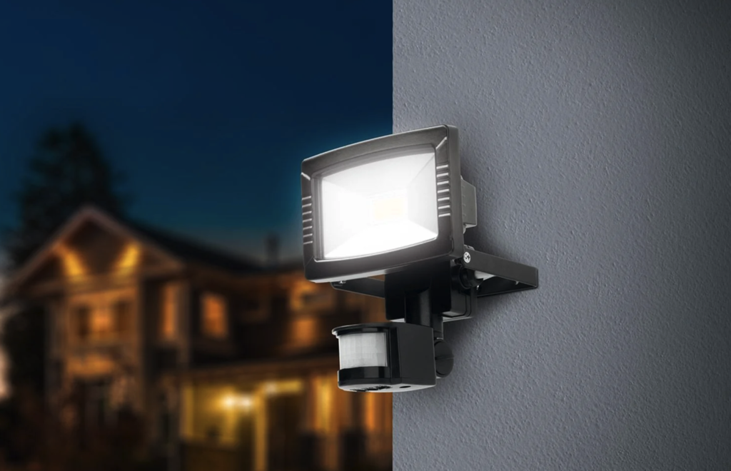 Sin taladros ni obras: Lidl tiene el foco LED solar perfecto para tu terraza o jardín este verano 