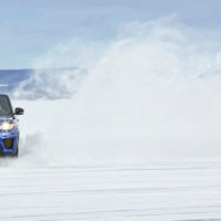 Así te lo pasas con un Range Rover Sport SVR sobre una réplica de Silverstone en un lago helado