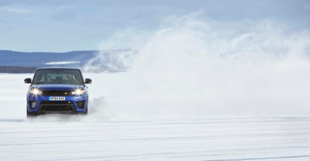Así te lo pasas con un Range Rover Sport SVR sobre una réplica de Silverstone en un lago helado