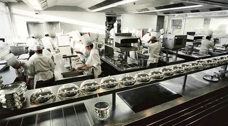 Cuánta gente trabaja en una cocina de lujo, qué hace cada uno y de qué se ocupan los becarios