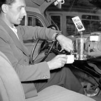 La vez que Volkswagen creyó que era buena idea ponerle una cafetera al tablero del Vocho: un concepto que hoy da miedo al pensar en los baches