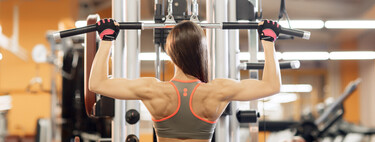 Este es el agarre que has de emplear en un entrenamiento de jalón al pecho para trabajar tu espalda