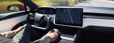 Tesla juega con fuego: recupera el modo ‘Mad Max’ para que sus coches ignoren los límites de velocidad cuando conducen solos 