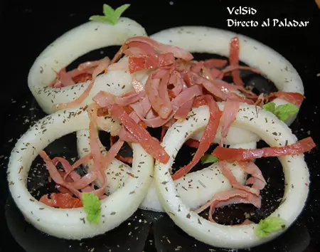 Aros de melón con espaguetis de jamón