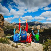 Siete rutas de senderismo fáciles y refrescantes para hacer con los niños este verano 