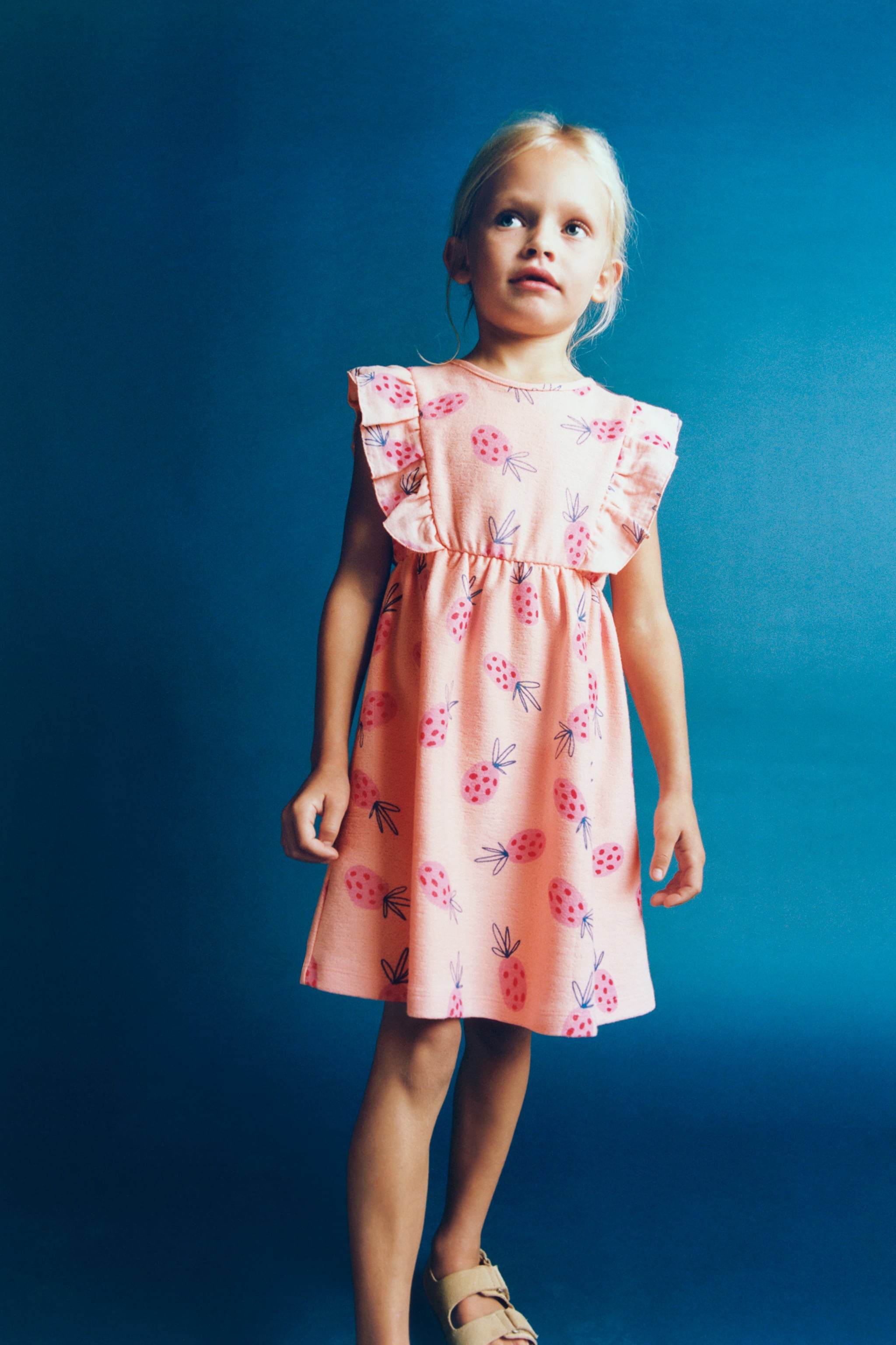 Vestido de cuello redondo y manga sisa acabado aplique volantes.