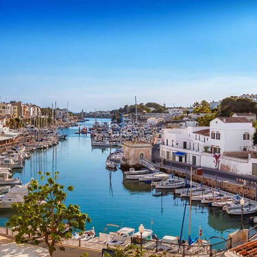 El pueblo marinero anclado en la Edad Media, el mejor lugar para comer langosta y pescado, ver el eclipse solar y disfrutar de calas turquesas