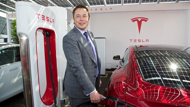 Elon Musk cargando un coche de Tesla en Supercargador