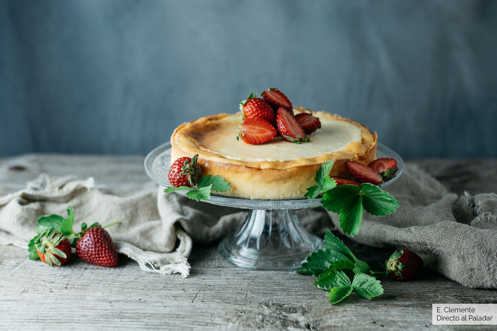 Tarta de requesón con fresas: receta para un pastel con aires rústicos