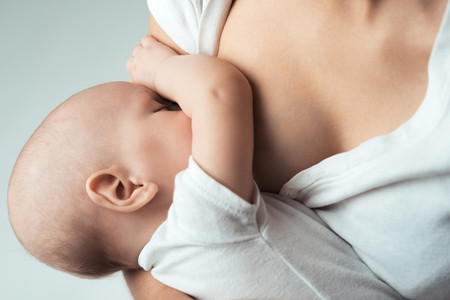 Cómo saber si el bebé toma suficiente leche: siete señales de que está bien alimentado