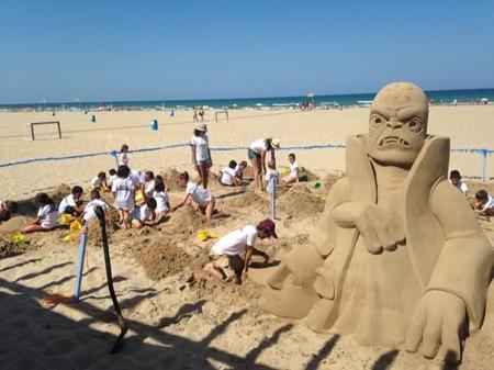 Kaos de los Skylanders se pasa por la playa de Gandía y los niños disfrutan de un #SkylandersSummer