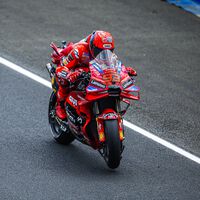 Marc Márquez mantiene el pleno sprint, Fermín Aldeguer se estrena en el mini podio de Le Mans y caída de Pecco Bagnaia 