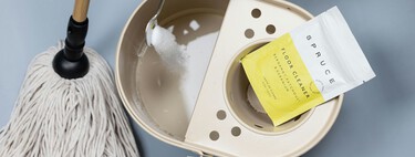How to clean the mop without touching it or spending a euro. A homemade trick that makes it look like new and smells good