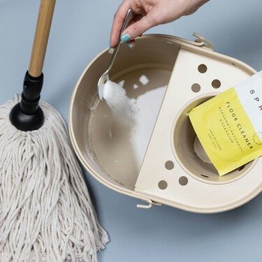 Cómo limpiar la fregona sin tocarla ni gastar un euro. Un truco casero con el que queda como nueva y con buen olor