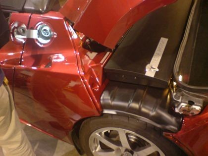 Enchufe de carga y tapa del motor del Tesla Roadster