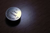 ¿Por qué es tan peligroso tragar una pila de botón?