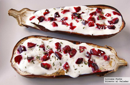 Berenjenas asadas con salsa de yogur y cerezas. Receta