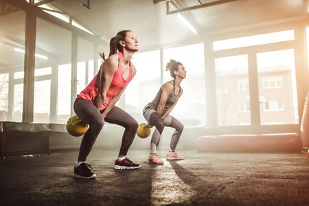 Cinco ejercicios funcionales con kettlebells o pesas rusas para incluir en tu entrenamiento