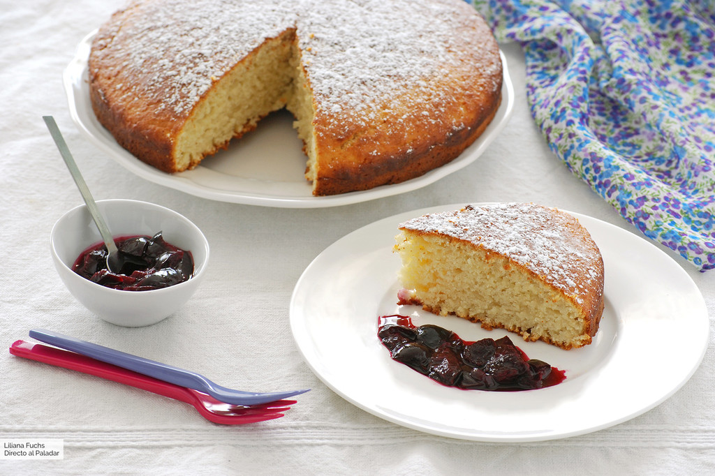 Receta de bizcocho de limón y queso quark con salsa rápida de cerezas