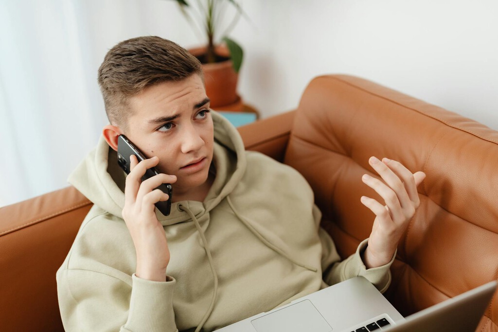 La generación Z ya no dice "hola" cuando descuelga el teléfono. Y tienen buenas razones para hacerlo 