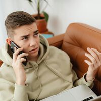 La generación Z ya no dice "hola" cuando descuelga el teléfono. Y tienen buenas razones para hacerlo 