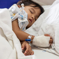 Condenados a tres meses de cárcel los padres del niño italiano que falleció por una otitis tratada con homeopatía