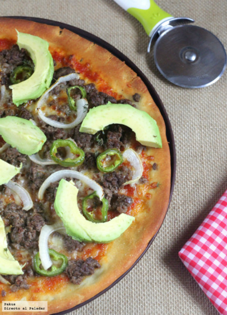 Pizza mexicana de carne, cebolla y aguacate. Receta