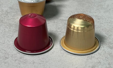 Como la patente de Favre hace años que venció, cualquier otra empresa puede hacer cápsulas de café. Izquierda, cápsula de Nespresso; derecha, cápsula de L'Or