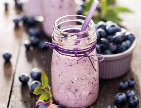 Smoothie antioxidante de moras con limón. Receta sencilla