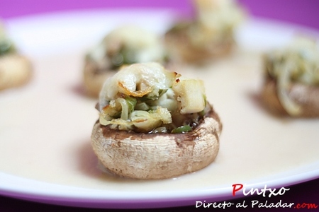 Champiñones rellenos de merluza con velouté de pescado. Receta