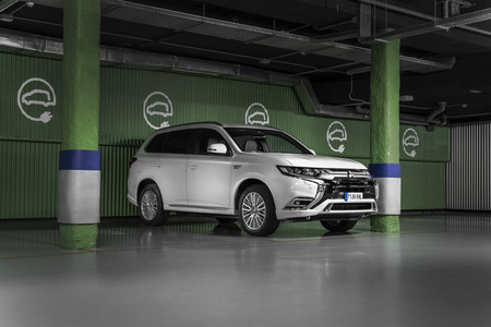 Mitsubishi Outlander PHEV 2019 cargando