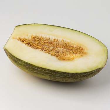 Ni en un plato, ni cortado en trozos en la nevera: así es como hay que conservar el melón abierto para que aguante más tiempo 