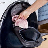 Que la ropa destiña en la lavadora no es el fin del mundo. Puedes recuperarla con un par de productos que todos tenemos en casa