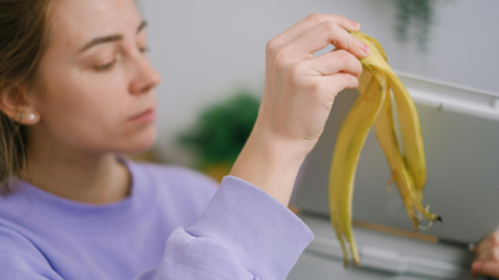 Lo que tiras puede salvarlas: la cáscara de plátano es lo que tu planta necesita para crecer hermosa