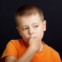 Mi hijo se muerde las uñas: por qué lo hace y cómo podemos evitar la onicofagia en la infancia