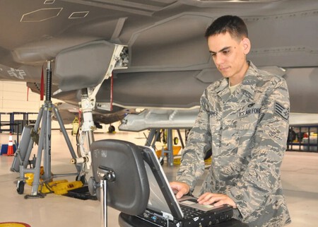 Membro da Força Aérea dos EUA usa laptop para revisar dados de manutenção do sistema ALIS