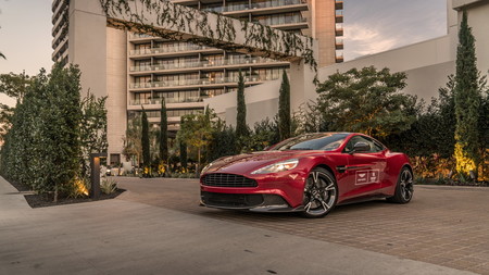 ¡Lujo por partida doble! Hospédate en el Waldorf Astoria de Beverly Hills y podrás manejar un Aston Martin