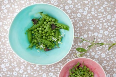 Cinco hermosas maneras de decorar con flores tus platos