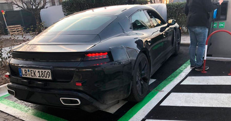 Han cazado al Porsche Taycan recargando sus baterías y ahora sabemos más sobre él