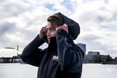 Helly Hansen tiene la chaqueta chubasquero que querrás llevar en tus looks de calle llueva o no gracias a su súper precio