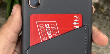 ケースの背面にはカードを1枚以上収納できる「ポケット」が付いています。