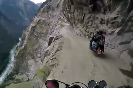 ¿Tourist Trophy? ¿Enduro Extremo? Nenazas... El auténtico riesgo está en la carretera de la muerte