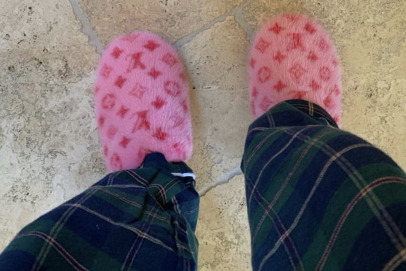 Las nuevas zapatillas de las hermanas Kardashian valen 1.100 euros, son de  visón y las firma Louis Vuitton