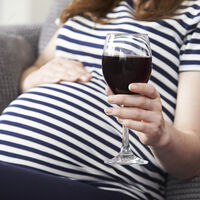 Hay que desterrar el mito de que una copa de vez en cuando no hace daño: cero alcohol en el embarazo 