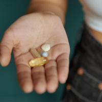 Los boomers confían en pastillas y suplemento, la generación Z en "snacks funcionales": dos formas de buscar lo mismo