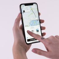 Si me llevan, bebo más: el auge de empresas como Uber aumenta el consumo de alcohol, según un estudio
