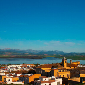 A los pies de un embalse, este pueblo de Cádiz presume de castillo, de jardín… Y de campeonato de tirachinas 