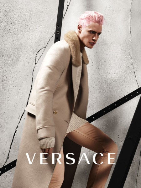 Versace propone prendas de punto y el cabello color rosa para el otoño