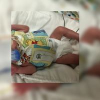 Una madre cose y dona camisas pensadas especialmente para bebés prematuros extremos